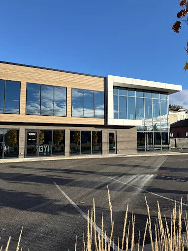 Façade du Jungle Centre d’Entraînement à Saint-Hyacinthe, gym d’entraînement fonctionnel situé au 7382 boul. laurier ouest (116), St-Hyacinthe, dans le quartier Douville, offrant cours cardio, HIIT, haltérophilie et gym libre pour étudiants et adultes.