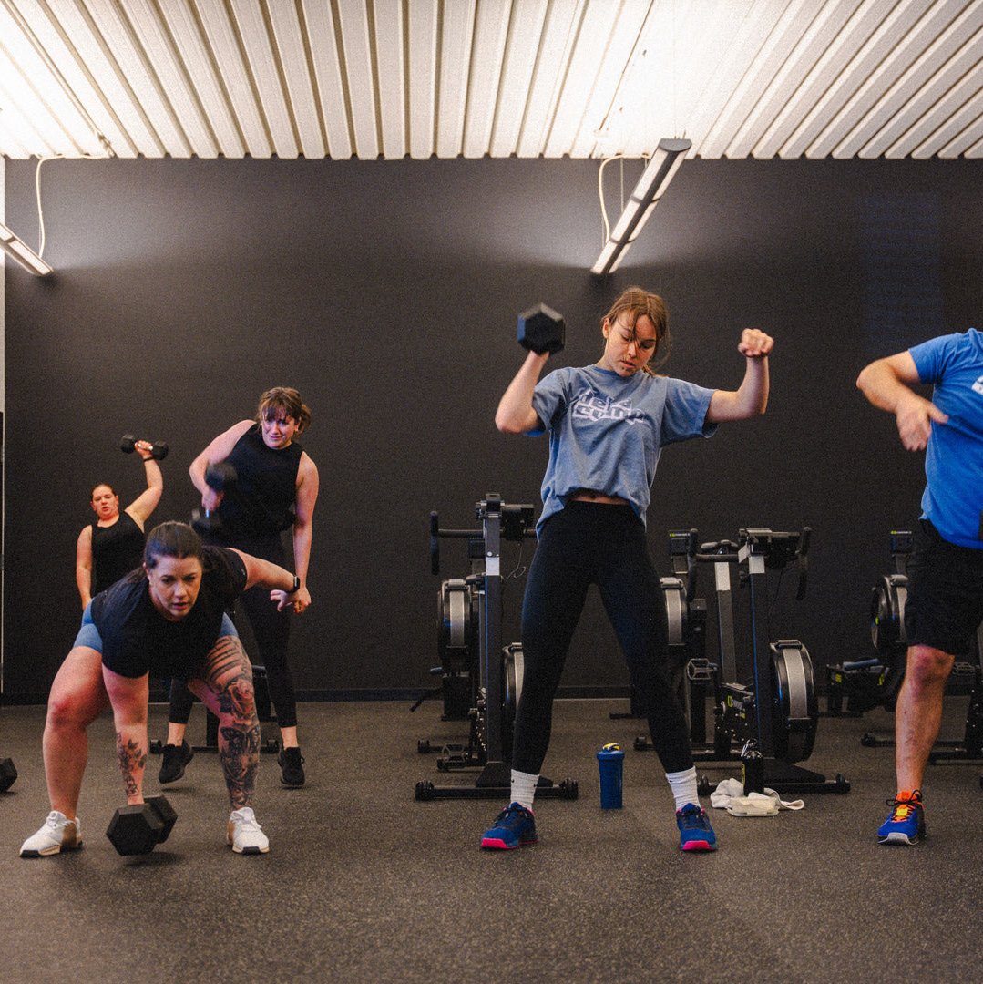 Participants motivés lors d’un cours de groupe au Jungle Centre d’entraînement, combinant musculation fonctionnelle et cardio dans une ambiance dynamique et accueillante.