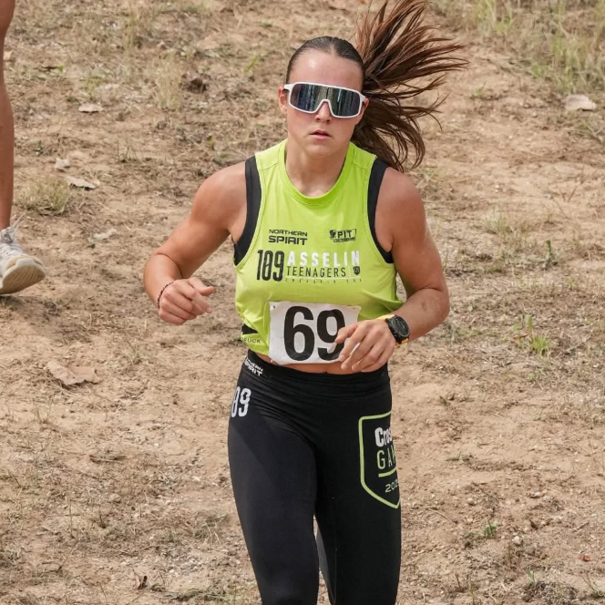 Jeanne Asselin, athlète des CrossFit Games et entraîneure au Jungle Centre d’Entraînement à Saint-Hyacinthe, spécialiste des cours de groupe et du programme Teen, avec expérience en CrossFit Kids.